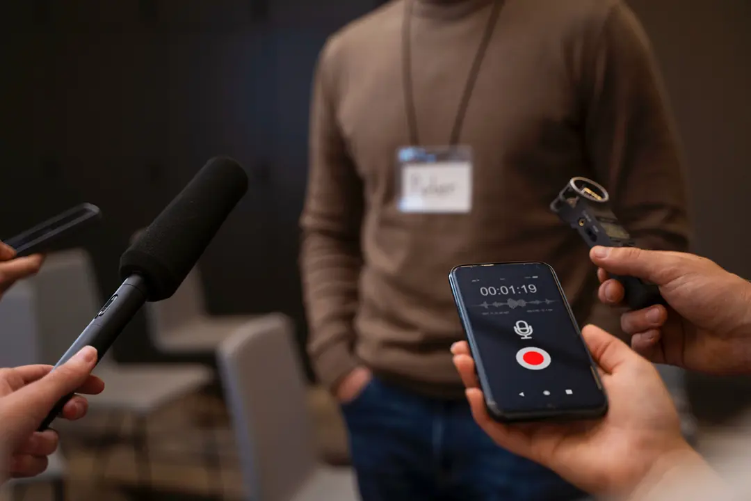 Journalist recording an interview with Summary AI to generate an MP3 audio file and convert it into text.