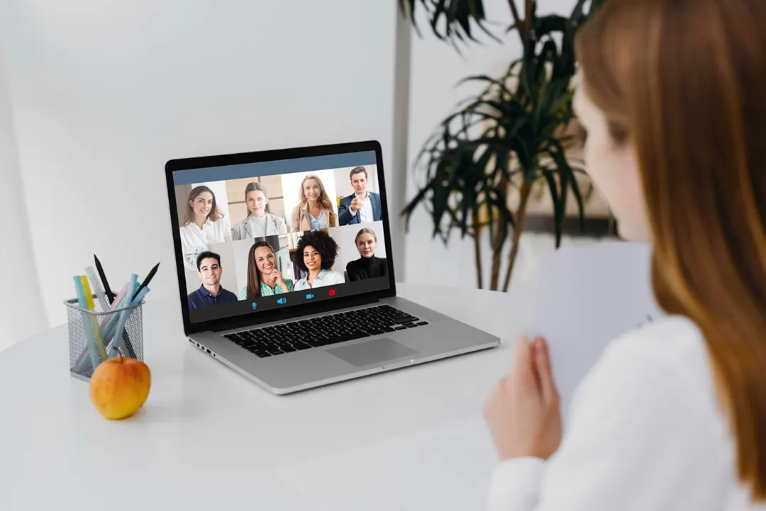 Professional consultant in a zoom meeting recording mac voice with Summary AI to send a summary to clients right after the meeting.