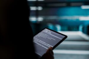 man scanning long article summary on tablet in dark mode
