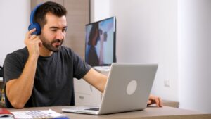 worker using transcription software on laptop to turn a video into text