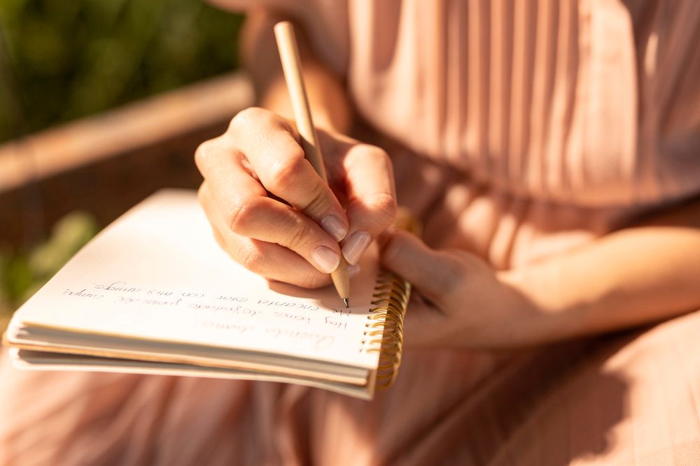 person using the list note taking method in a small notebook