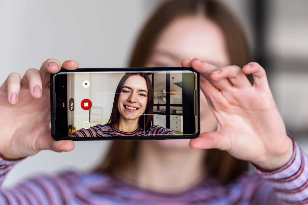 girl recording herself with iphone in a situation where screen recording does not work